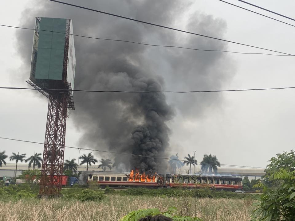 ハイフォン市アイクオック区を通過中の列車の車両火災現場。写真:タンAB