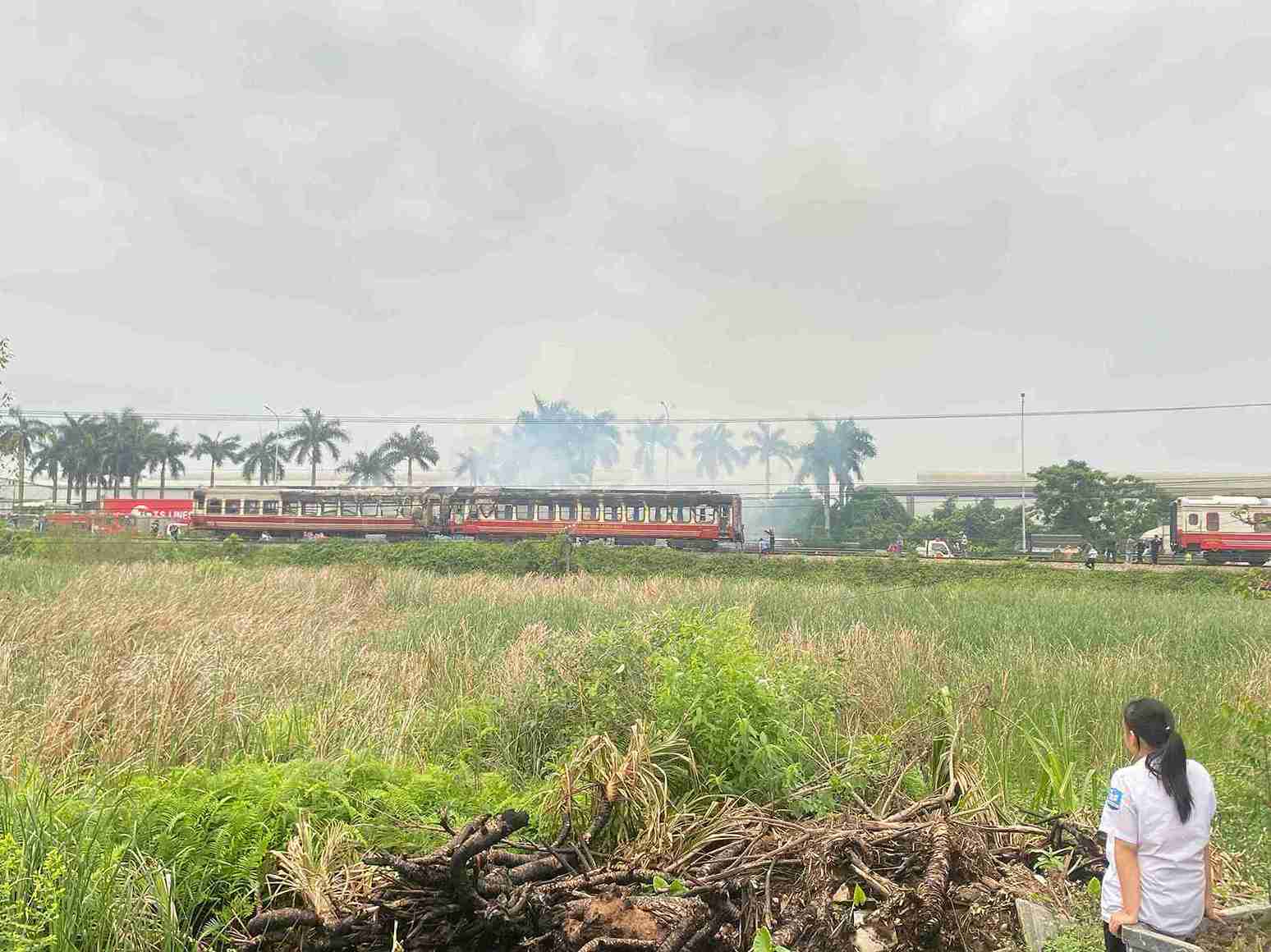 Hai khoang tàu phía sau bị thiêu rụi, chỉ còn trơ khung sắt. Ảnh: Tân AB