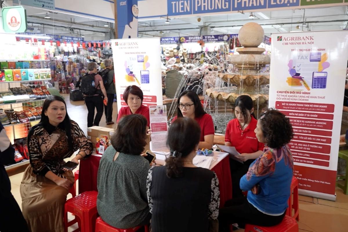 Các chi nhánh Agribank chủ động phối hợp với cơ quan thuế tổ chức tư vấn, hướng dẫn trực tiếp các hộ kinh doanh tại địa bàn. Ảnh: Agribank