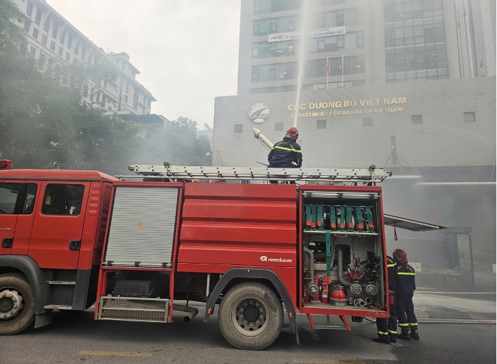 Lực lượng PCCC&CNCH cơ sở phối hợp triển khai lực lượng phương tiện tổ chức chữa cháy, CNCH. 