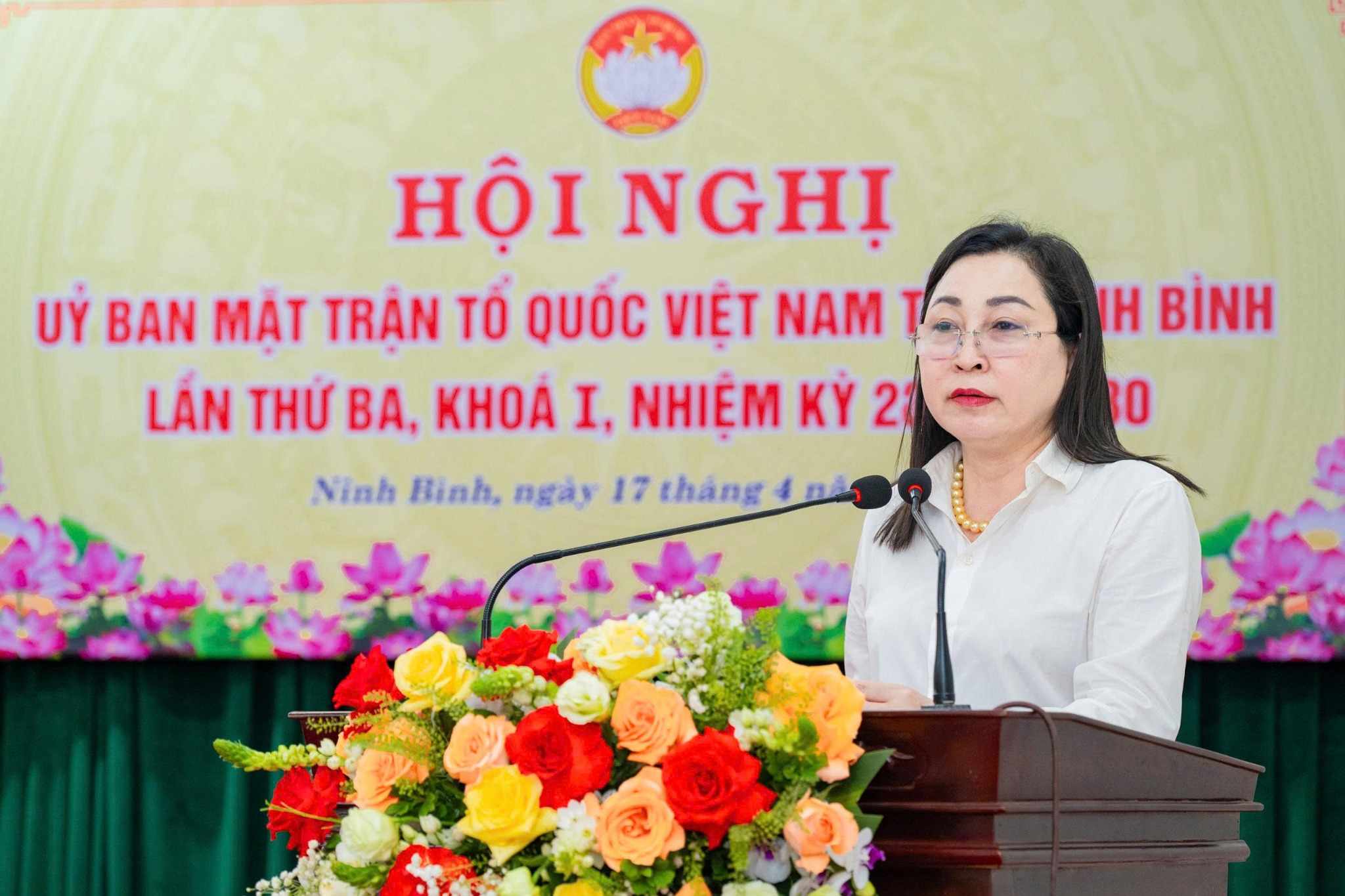 Ms. Dinh Thi Lua - the new Chairwoman of the Vietnam Fatherland Front Committee of Ninh Binh province speaks to receive her assignment. Photo: Nguyen Truong