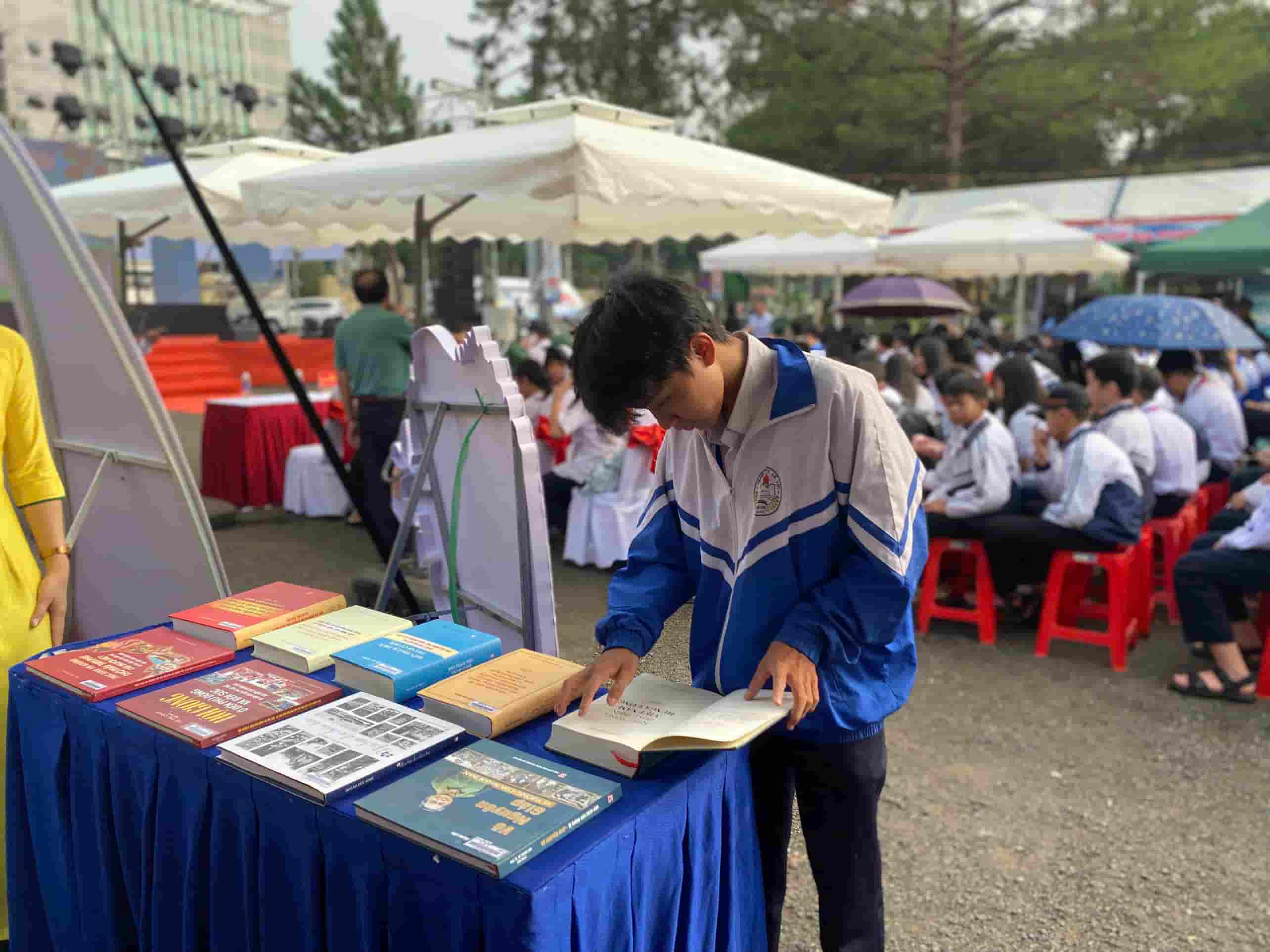 Đọc sách giúp thế hệ trẻ tiếp cận với tri thức. Ảnh: Thanh Tuấn 