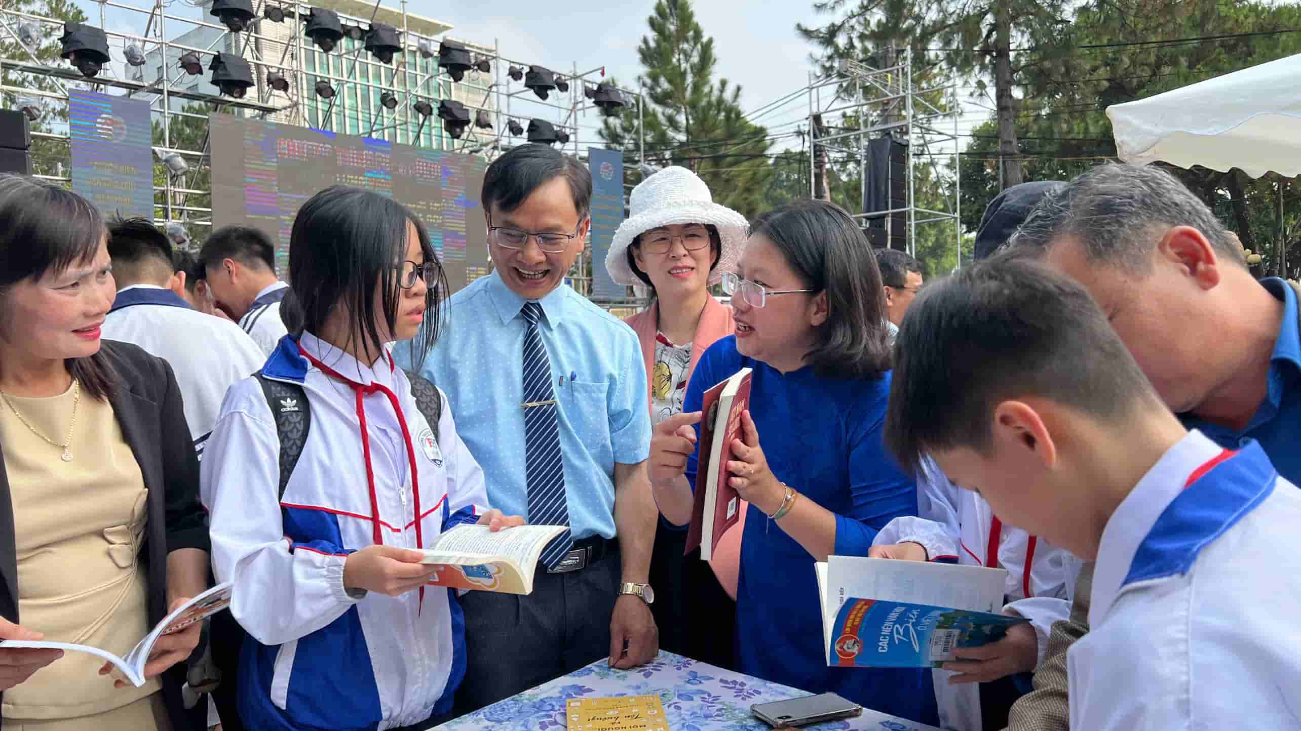 読書文化の発展は、民族の新しい時代における飛躍の原動力です。写真:タイン・トゥアン