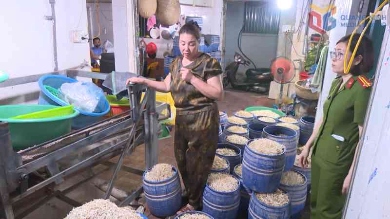 関係当局は、「食品安全規制違反」の罪で起訴、逮捕された2人のうちの1人であるゴー・ティ・ニュー容疑者のモヤシ生産施設を検査しました。写真:クアンニン新聞、ラジオ、テレビ