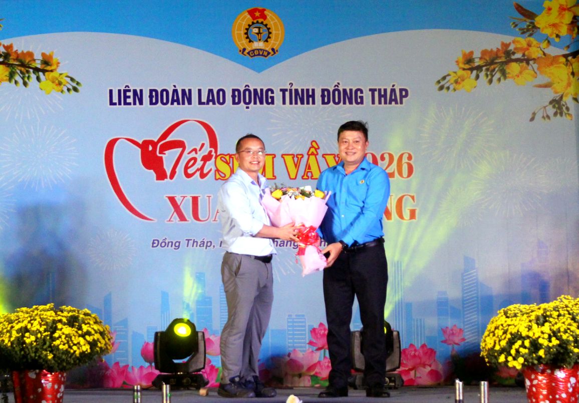 Ông Nguyễn Thanh Nhàn (phải ảnh), Chủ tịch Công đoàn các khu công nghiệp, khu kinh tế Đồng Tháp trong lần tiếp nhận hỗ trợ để tăng cường chăm lo cho người lao động. Ảnh: Thanh Mai