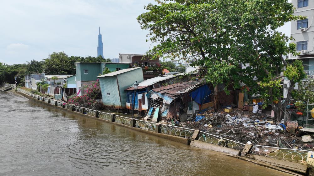 Sạt lở bờ kênh Thanh Đa (TPHCM). Ảnh: Anh Tú