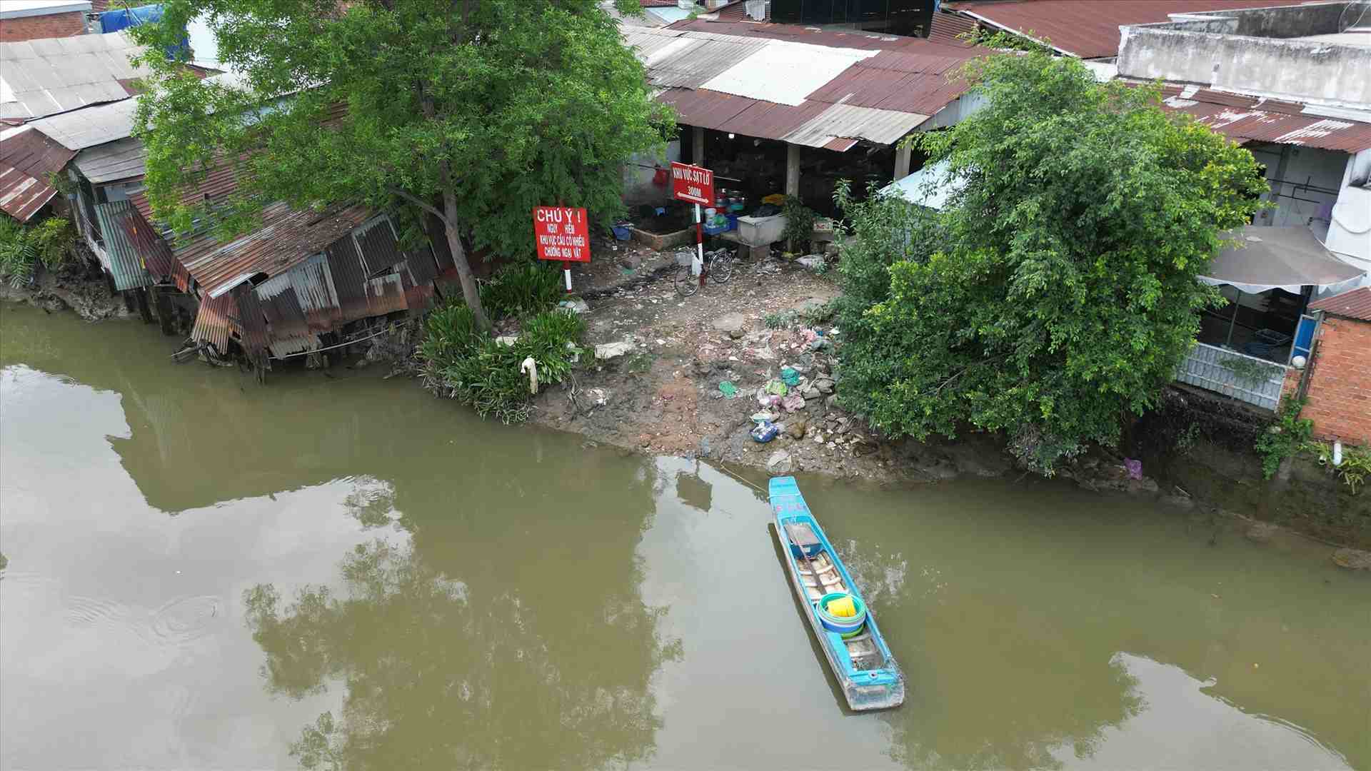 Điểm sạt lở đặc biệt nguy hiểm ven rạch Giồng Ông Tố (phường Bình Trưng).  Ảnh: Anh Tú