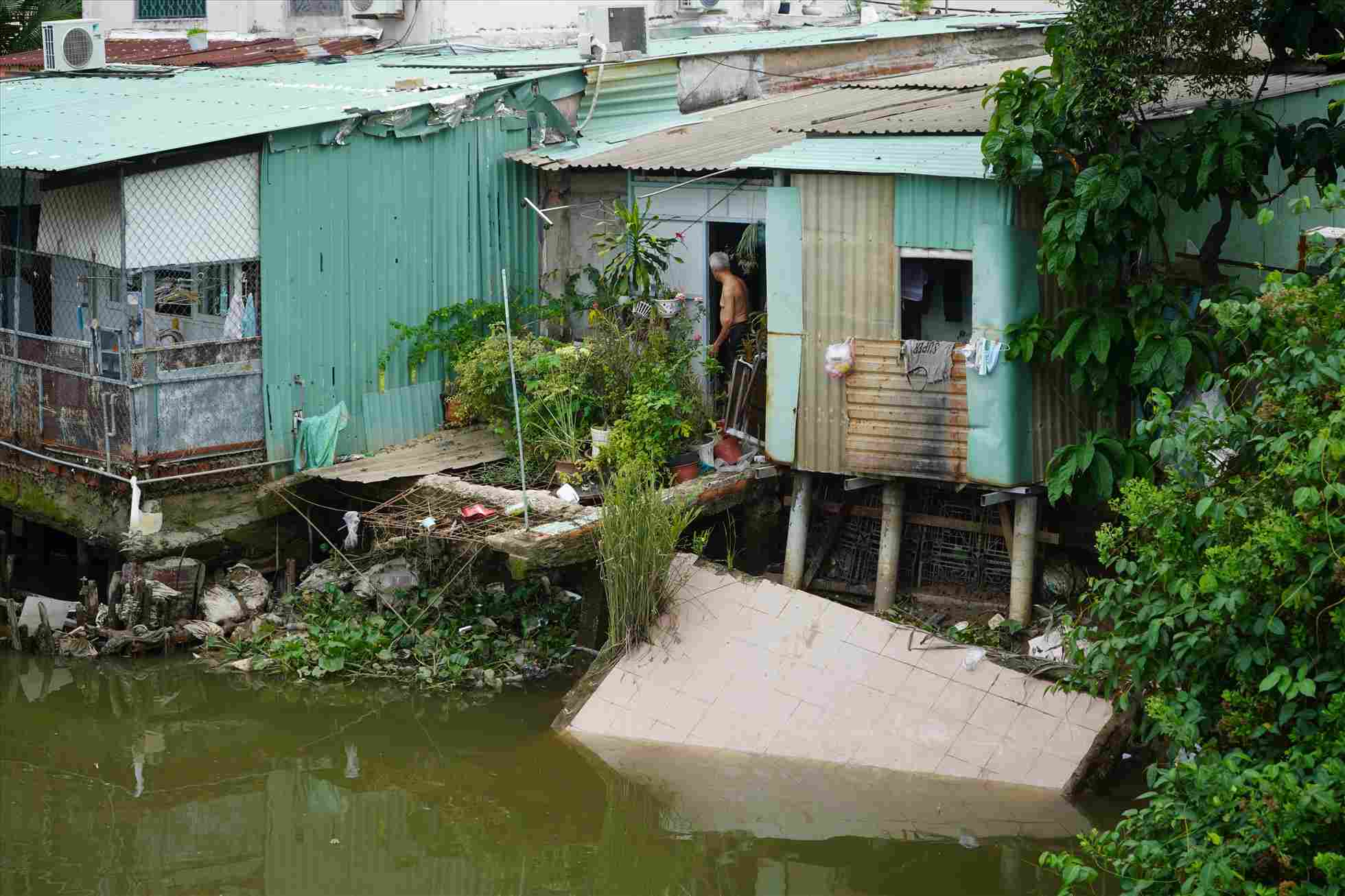 Part of the house was landslide down to Giong Ong To canal (Binh Trung ward, Ho Chi Minh City). Photo: Anh Tu