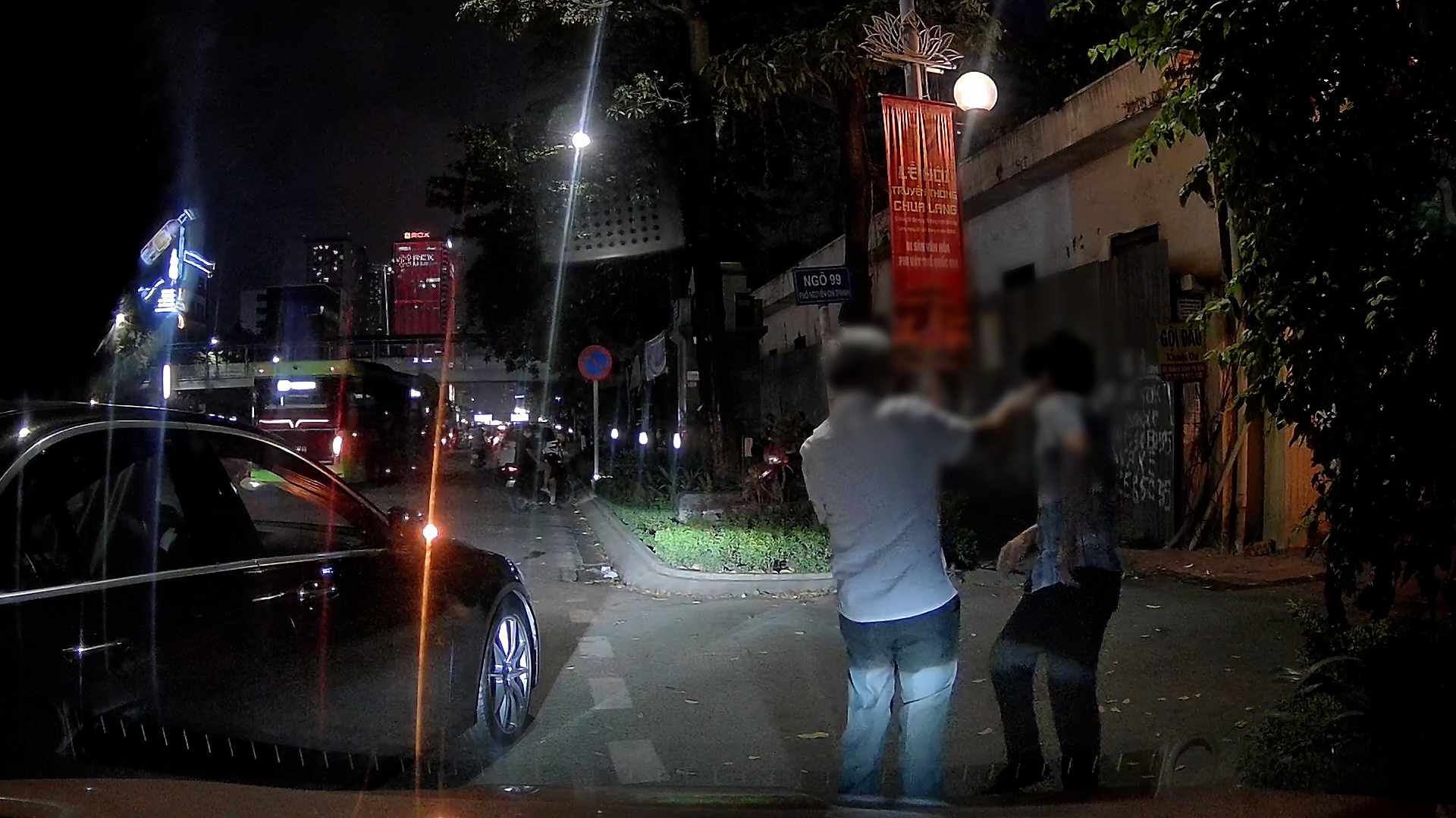 Taxi driver assaulted after collision. Photo cut from clip