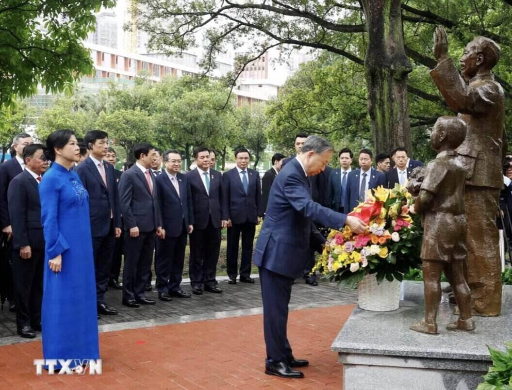 General Secretary and President To Lam and his wife, along with the high-level Vietnamese delegation, offer flowers to commemorate Uncle Ho's statue in the Central Hoc Xa Relic Site. Photo: VNA