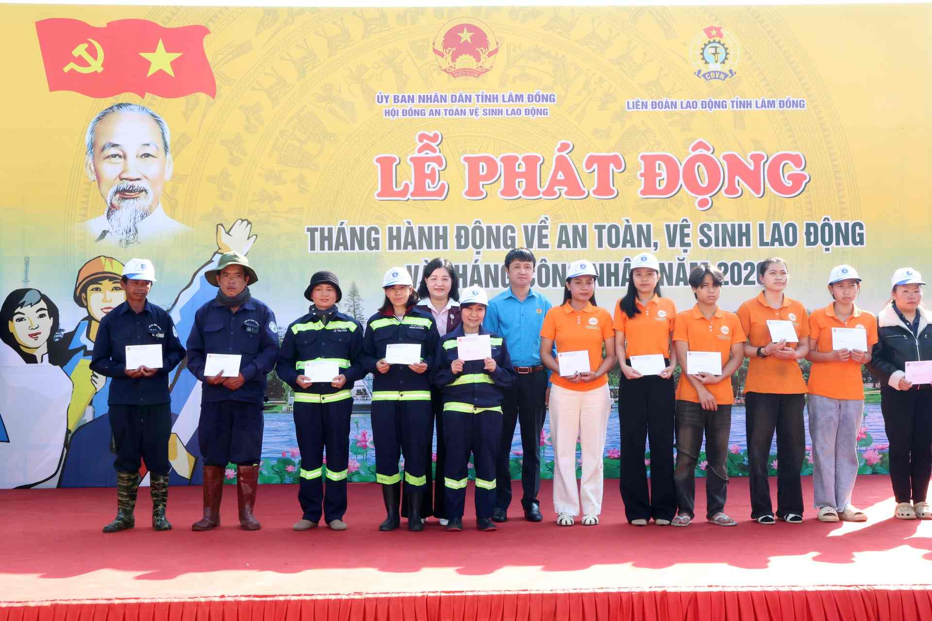 The Organizing Committee presents gifts to workers in difficult circumstances. Photo: Phuc Khanh