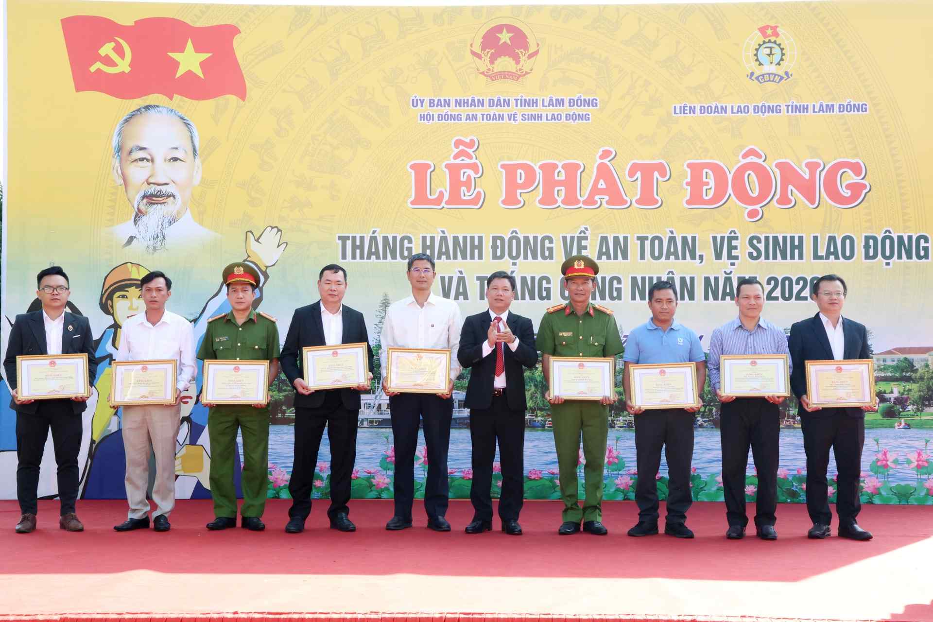 UBND tỉnh tặng Bằng khen tới các tập thể, cá nhân có thành tích trong công tác ATVSLĐ. Ảnh: Phúc Khánh 