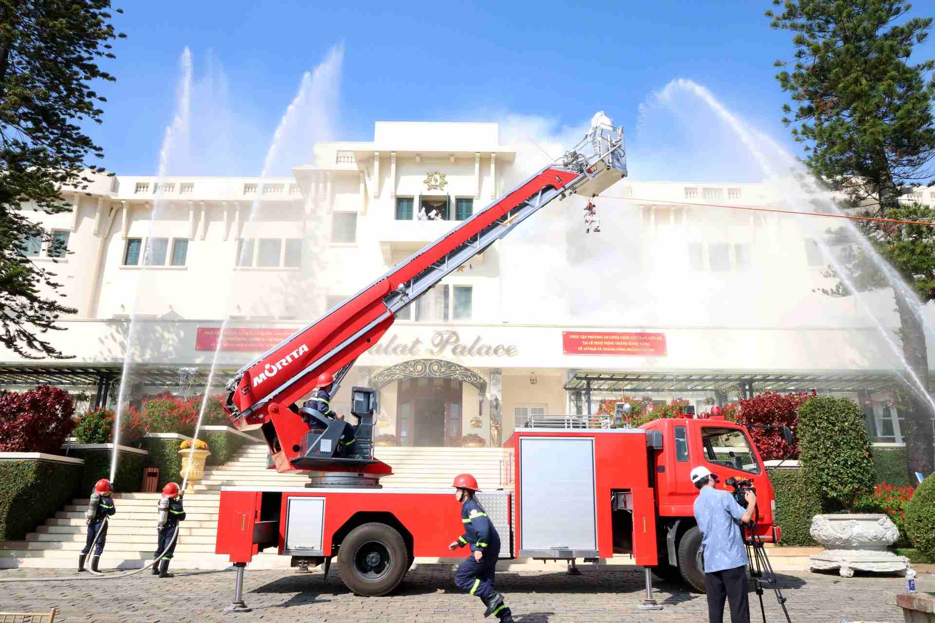 Diễn tập phương án chữa cháy và cứu nạn, cứu hộ tại Khách sạn Dalat Palace. Ảnh: Dương Phong 
