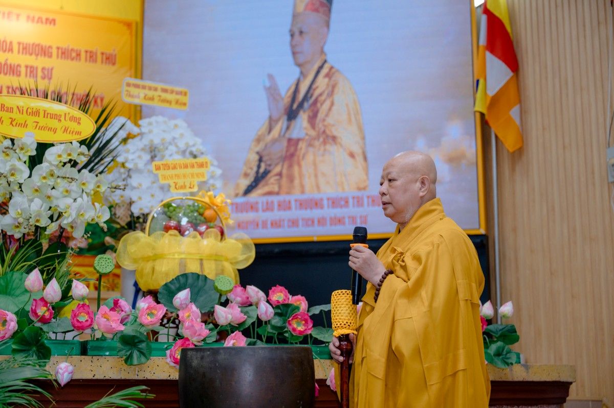 Hòa thượng Thích Lệ Trang – Phó Chủ tịch Hội đồng Trị sự, Trưởng Ban Nghi lễ Trung ương, xướng lễ tưởng niệm, truy tán công đức của Đức đệ nhất Chủ tịch Hội đồng Trị sự. Ảnh: Đăng Huy