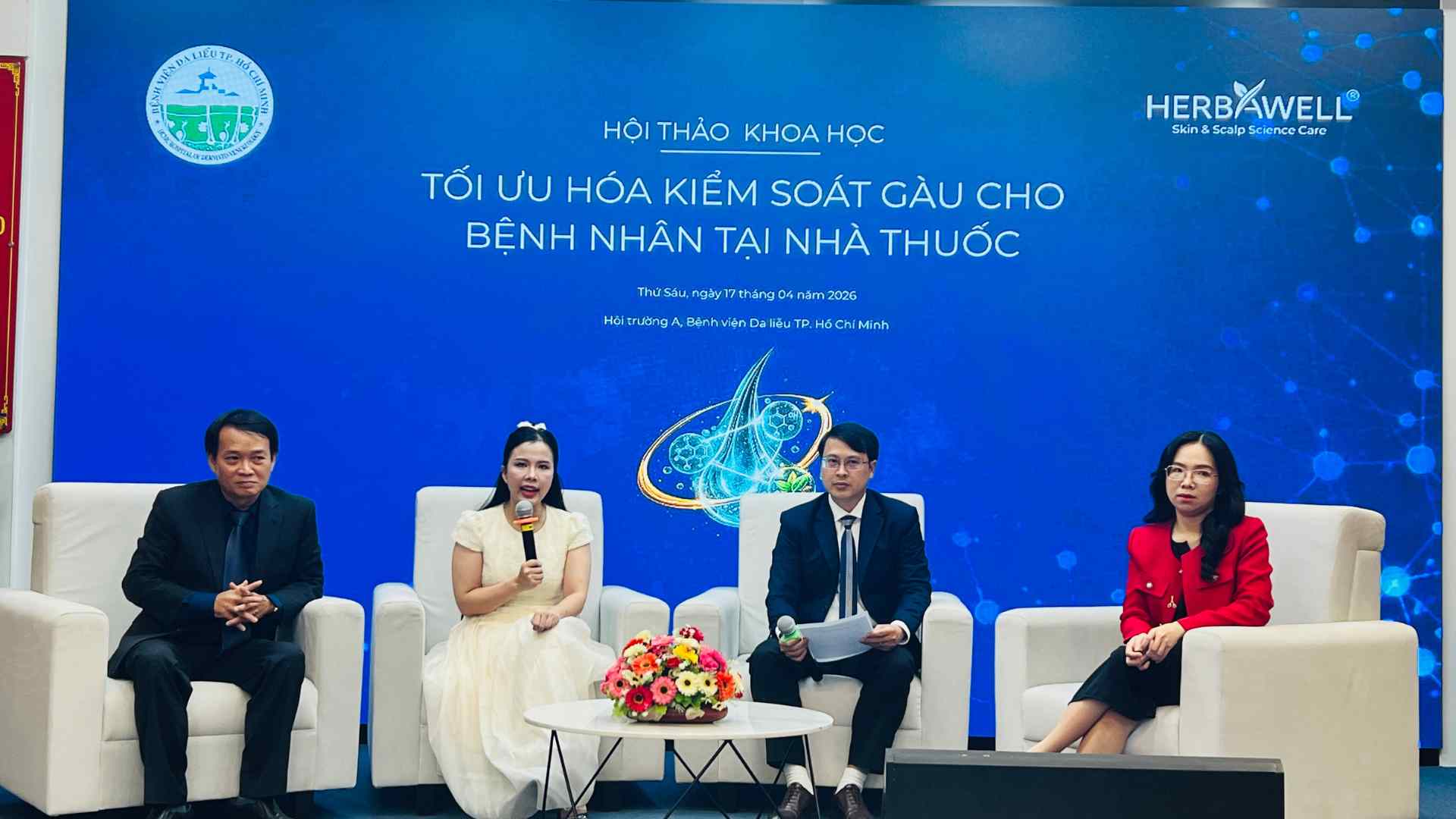 La Dra. Pham Thi Uyen Nhi compartió en el Seminario Científico "Optimización del control de la caspa para pacientes en farmacias". Foto: Nguyen Ly