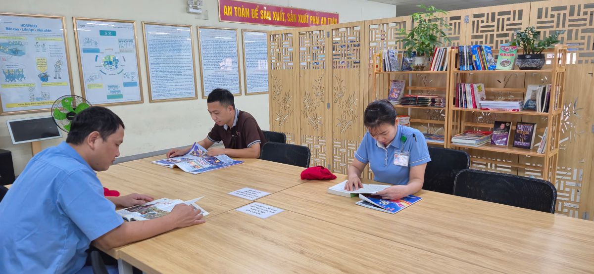 Khu vực đọc sách của Công ty TNHH SWCC Showa Việt Nam. Ảnh: CĐCS