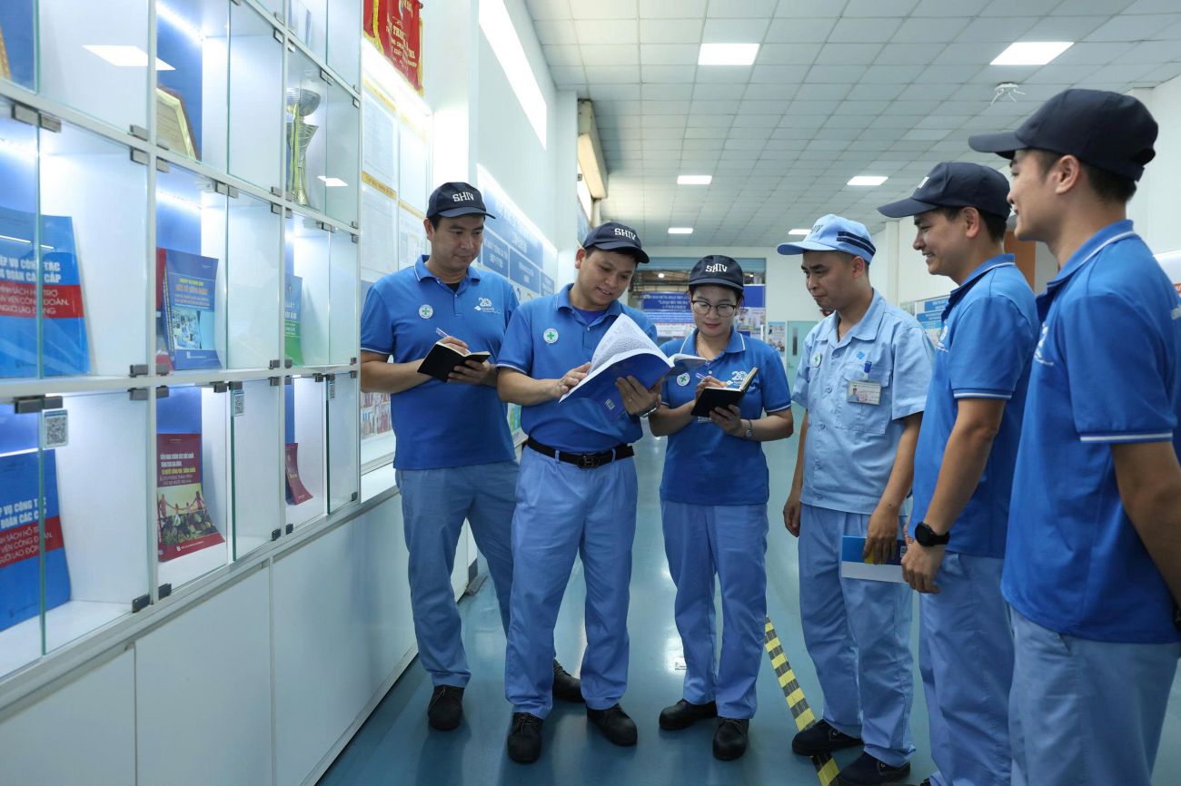 Anh Trần Ngọc Tuân (thứ 2 từ trái sang) - Phó phòng sản xuất, Chủ tịch Công đoàn Công ty TNHH Sumitomo Heavy Industries (Việt Nam) trao đổi cùng các đoàn viên tại tủ sách Công đoàn của công ty. Ảnh: Hải Nguyễn