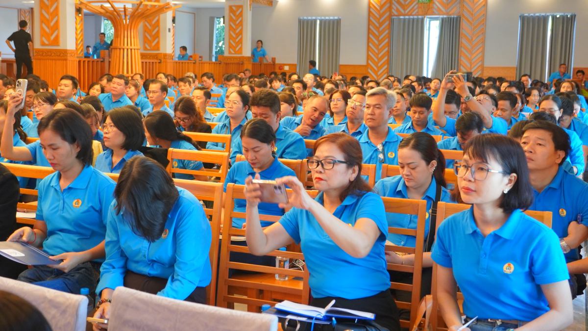 More than 300 trade union officials participate in salary negotiation skills training. Photo: Nam Ngoc