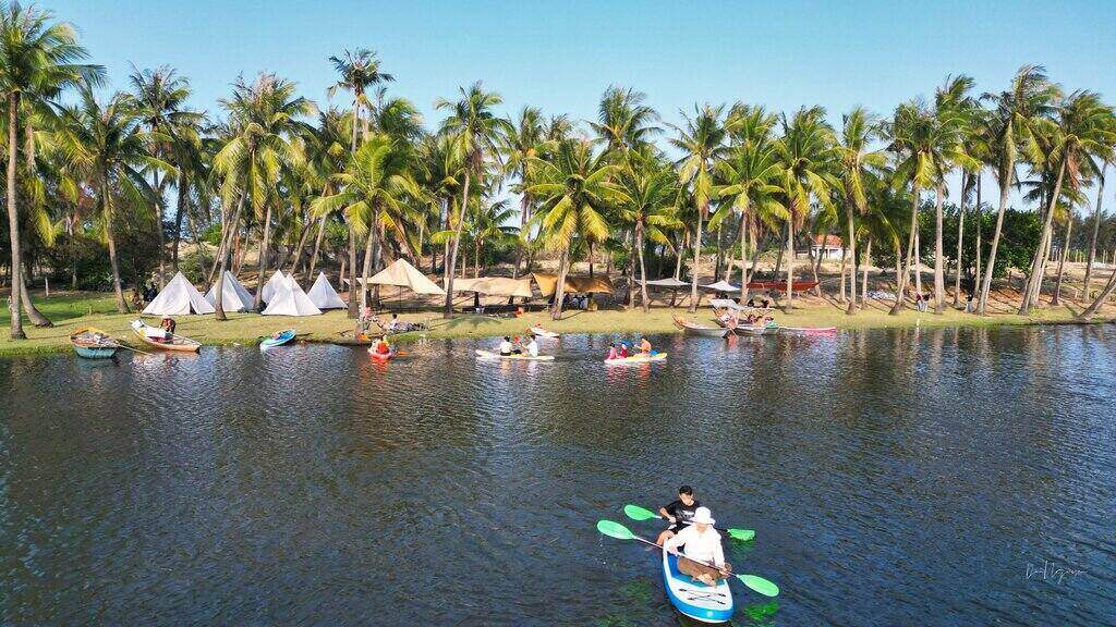 Ngày càng nhiều du khách tìm đến thôn Phú Long, ở xã Khánh Cường để ngắm nhìn cảnh sắc yên bình. Ảnh: Nguyễn Đôn