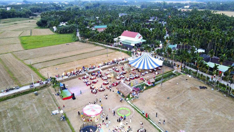 Thưởng thức ẩm thực ngay giữa vùng quê thanh bình ở làng Du lịch cộng đồng tại thôn Bình Thành là một trải nghiệm thú vị đối với du khách. Ảnh: Xuân Hoanh