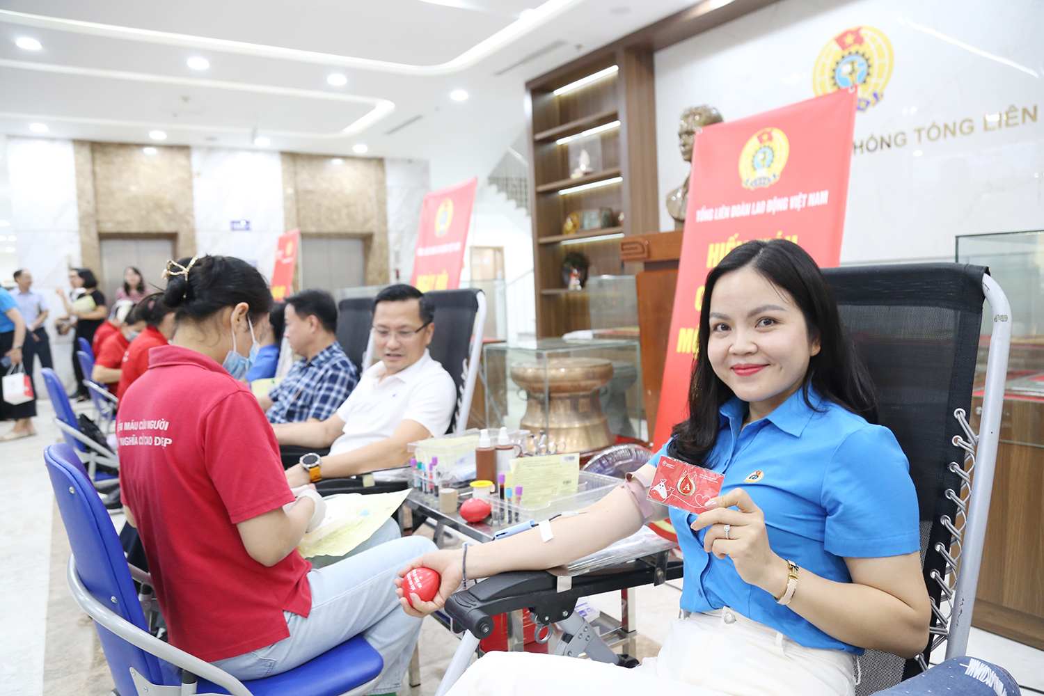 많은 노동조합원들이 "노동자의 건강을 위한 날" 및 2026년 자발적 헌혈 프로그램에 헌혈에 참여했습니다. 사진: 브엉 뚜언