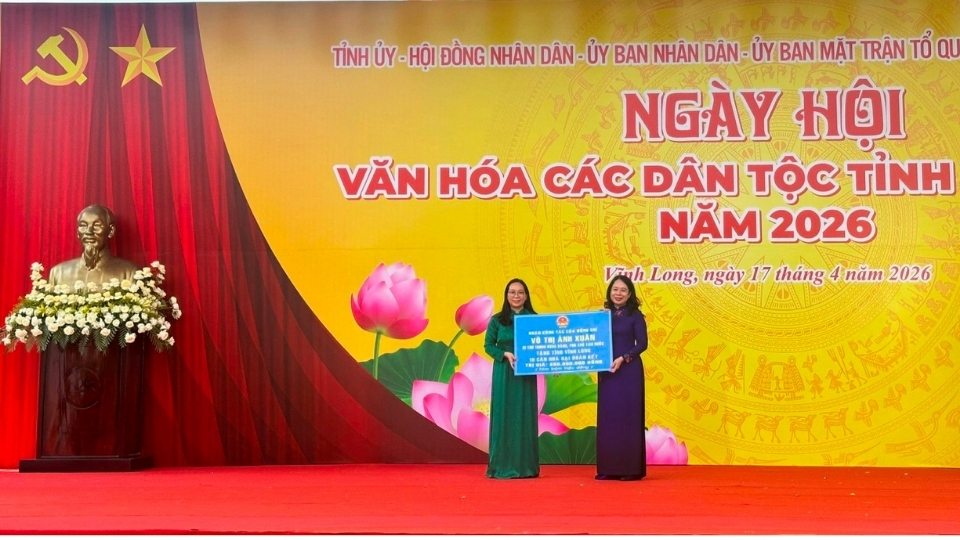 Phó Chủ tịch nước Võ Thị Ánh Xuân trao bảng tượng trưng tặng 10 căn nhà Đại đoàn kết cho tỉnh Vĩnh Long. Ảnh: Hoàng Lộc