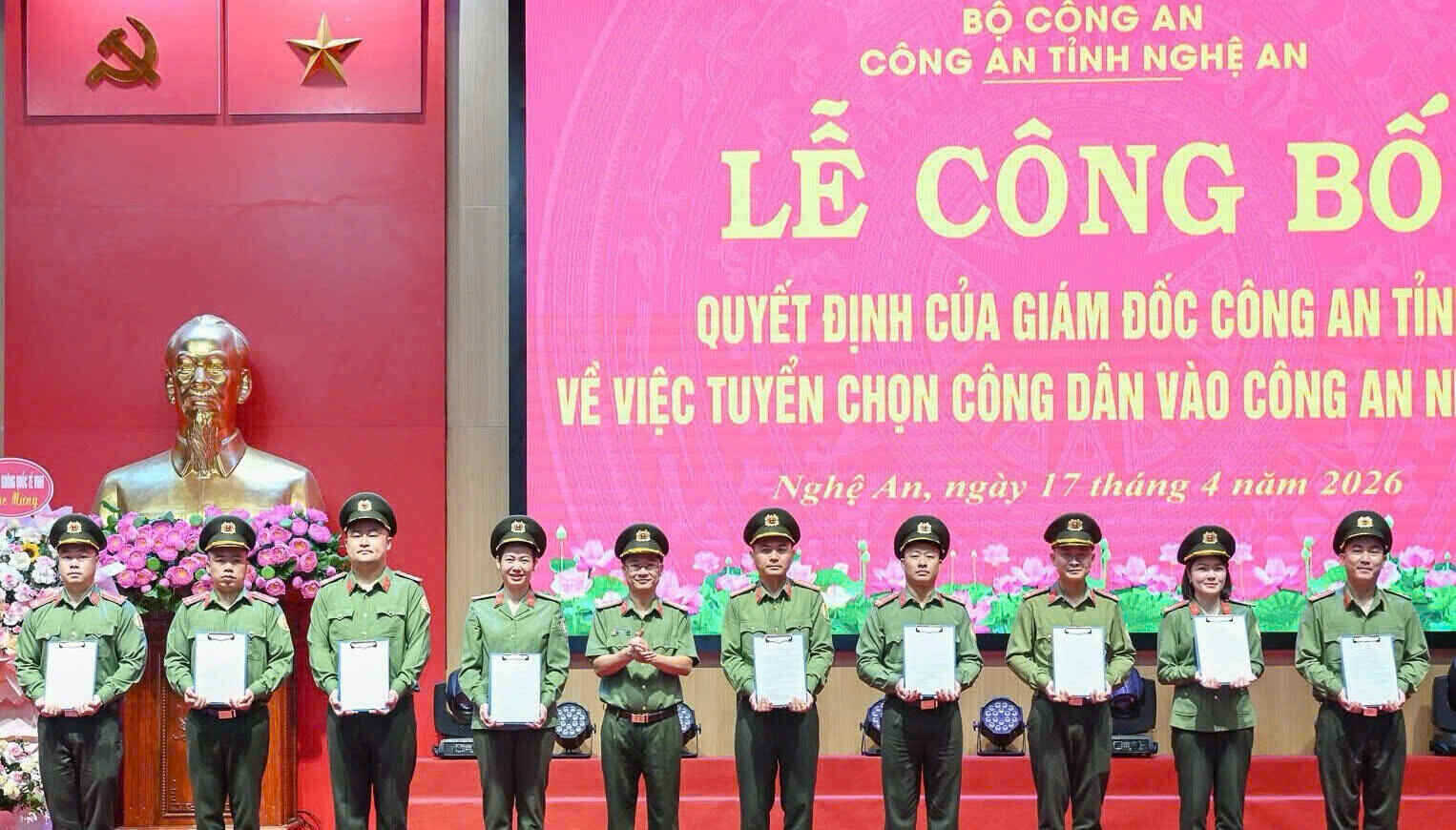 Leaders of Nghe An Provincial Police present decisions to receive citizens into the People's Police. Photo: Thanh Cuong