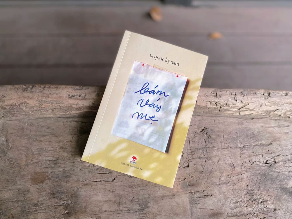 “Bám váy mẹ” - tác phẩm đầu tay của designer Tạ Quốc Kỳ Nam. Ảnh: Nhà xuất bản