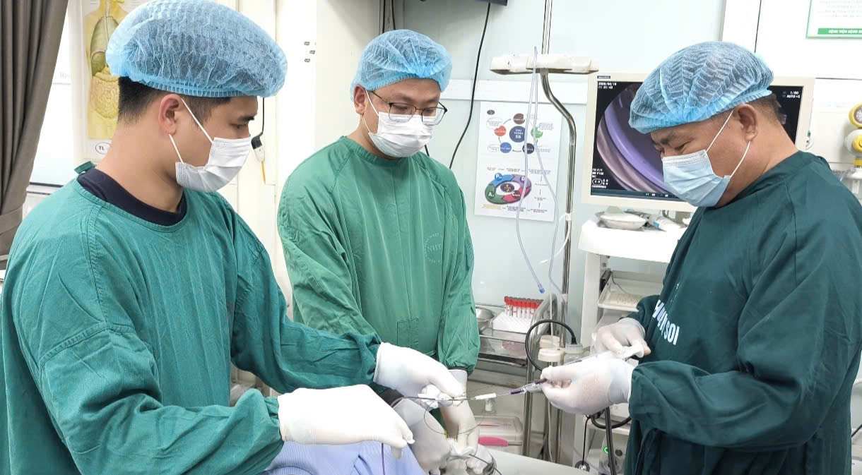 Los médicos rescatan el esófago congelado durante una década para el paciente. Foto: Thanh Dang