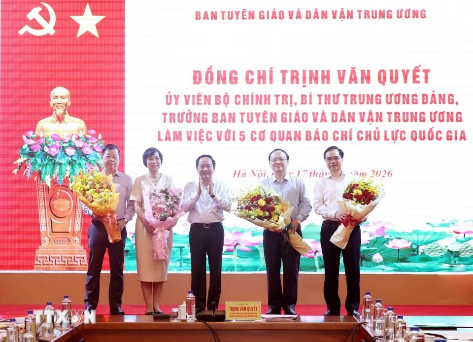 Trưởng Ban Tuyên giáo và Dân vận Trung ương Trịnh Văn Quyết tặng hoa chúc mừng lãnh đạo các cơ quan báo chí chủ lực quốc gia. Ảnh: TTXVN