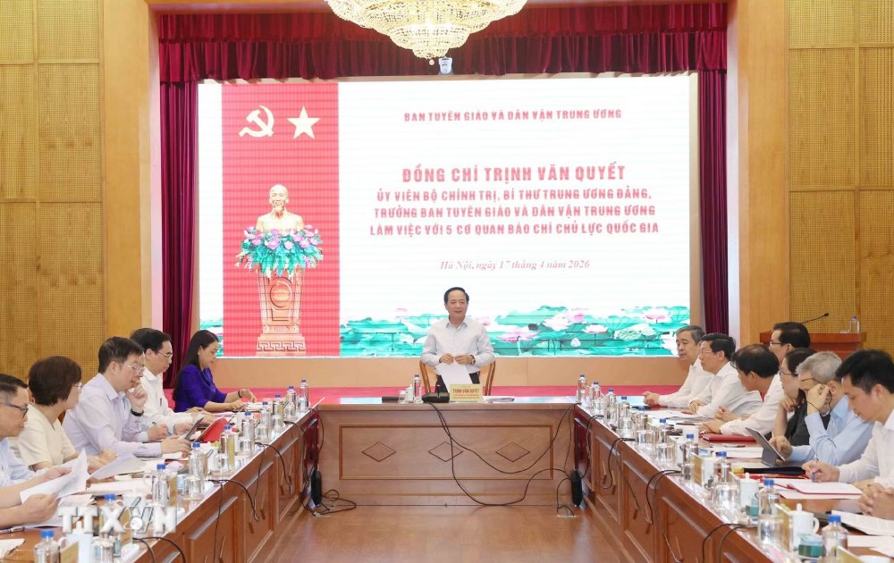 中央宣伝教育・大衆動員委員会委員長のチン・ヴァン・クエット氏は、報道機関に対し、簡素化、効率的、効果的、効果的な活動の精神を引き続き徹底するよう要請しました。写真:TTXVN