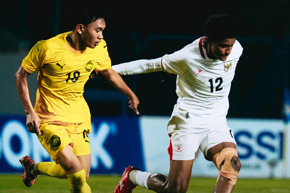U17 Indonesia (white jersey) faces a lot of pressure after losing to U17 Malaysia in Group A of the 2026 Southeast Asian U17 Championship. Photo: PSSI