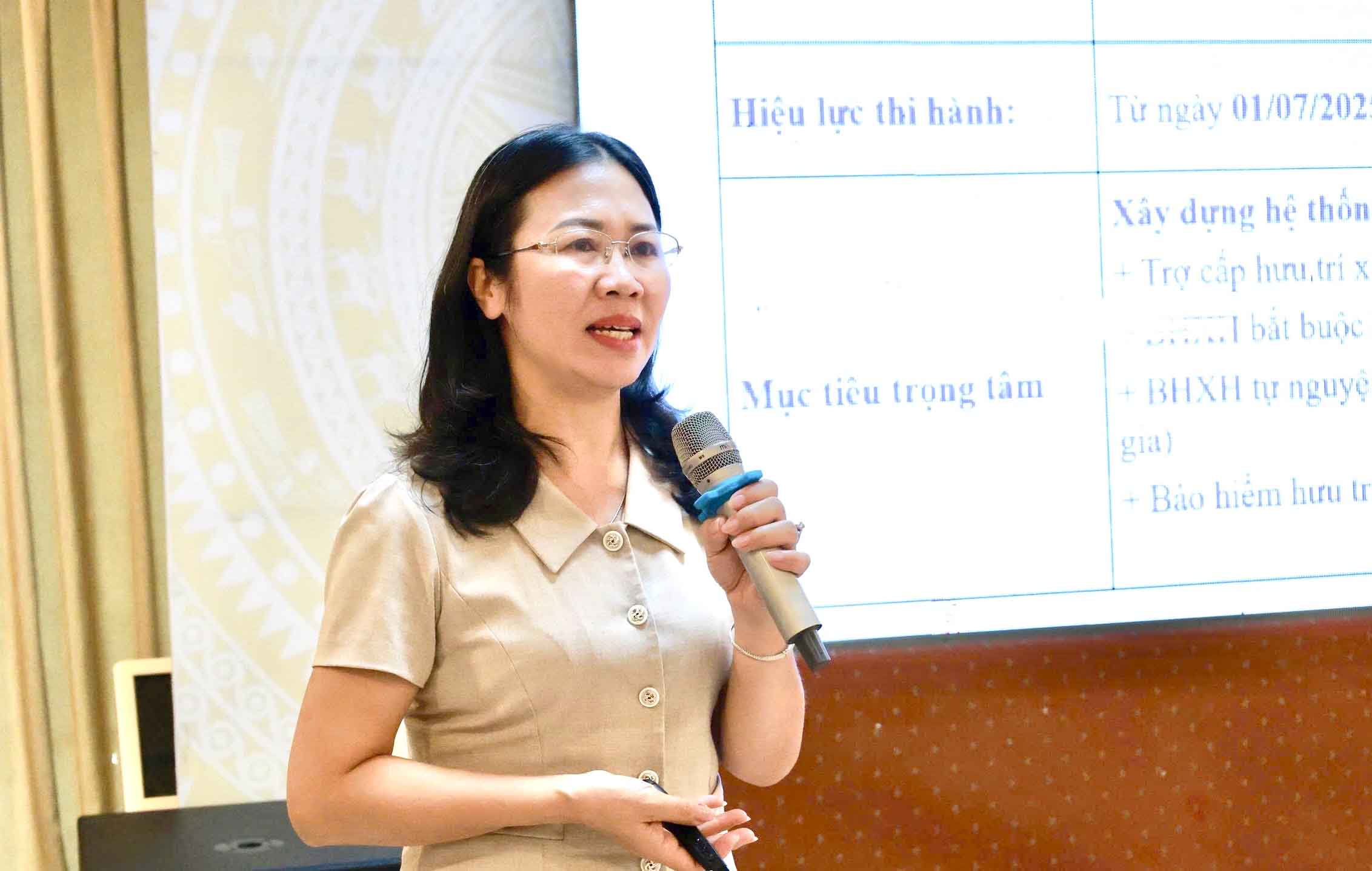 Bà Trương Thị Tuyết - Trưởng phòng Tuyên truyền và Hỗ trợ người tham gia, BHXH tỉnh trao đổi một số quy định mới về chính sách BHXH theo quy định của Luật BHXH 2024. Ảnh: Như Hoa