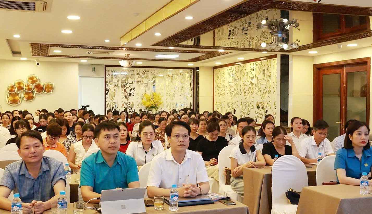 Delegates attending the conference disseminate new points of the Law on Social Insurance and the Law on Employment. Photo: Nhu Hoa