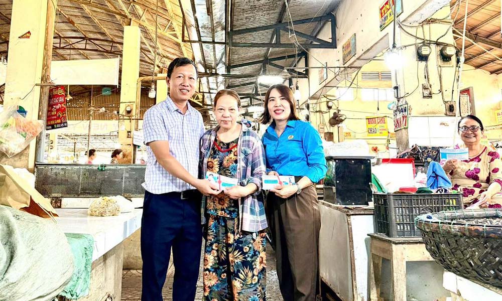 Công đoàn xã Nam Phước, Đà Nẵng trao tặng phiếu khám sức khỏe miễn phí đến các cô, các chị tiểu thương tại chợ Nam Phước. Ảnh: Công đoàn Nam Phước