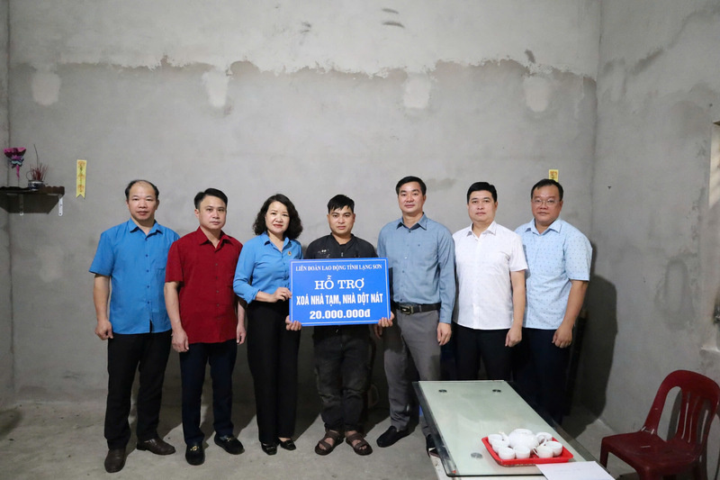 The Provincial Labor Federation supports the removal of temporary houses for poor households in Khanh Khe commune. Photo: Hoang Nhu