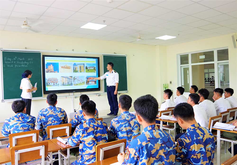 Học viên Lê Đoàn Mạnh Trí trao đổi với giảng viên trong giờ học tiếng Anh. Ảnh: Huy Tứ