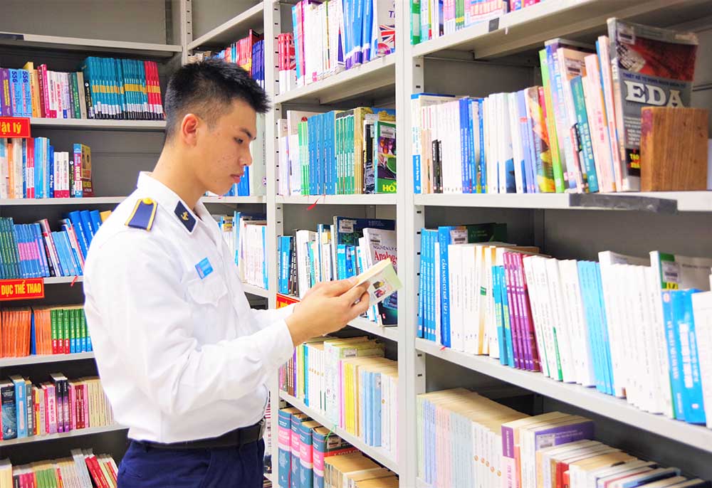 L'étudiant Lê Đoàn Mạnh Trí est actif dans la recherche documentaire au Centre de ressources académiques de l'Académie navale. Photo: Huy Tứ