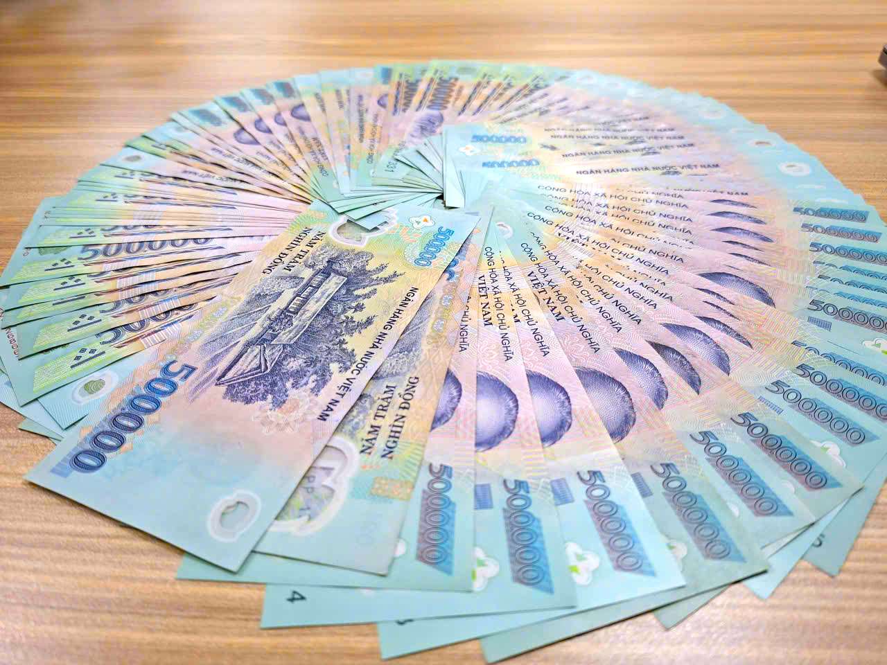 BIDVは、個人顧客向けに年間0.5〜6%の範囲の預金金利枠を適用しています。写真:タック・ラム