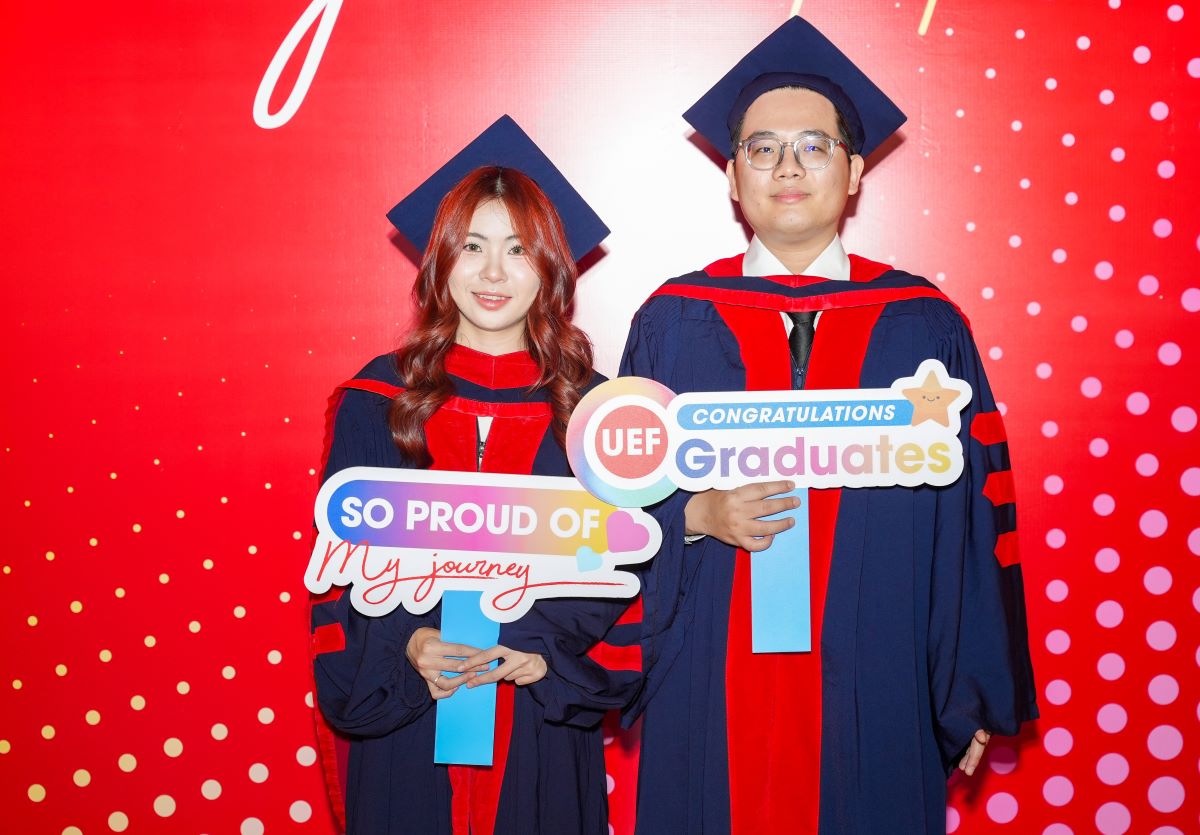 Mr. and Mrs. Khong Minh Quoc and Hoang Thi Trang both received master's degrees, graduating with honors. Photo: Ngoc Bich