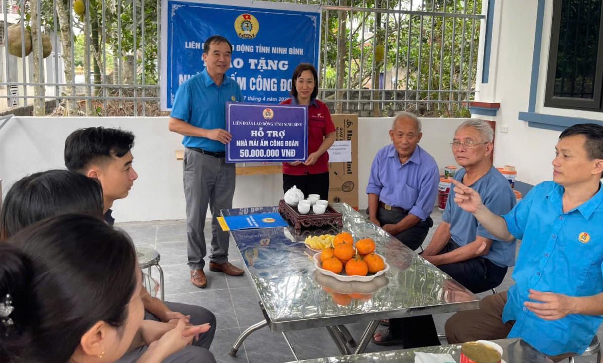 Mr. Vu Hong Minh - Vice Chairman of Ninh Binh Provincial Labor Federation presents support money to the family of Ms. Bui Thi Hong Hanh. Photo: Dieu Anh