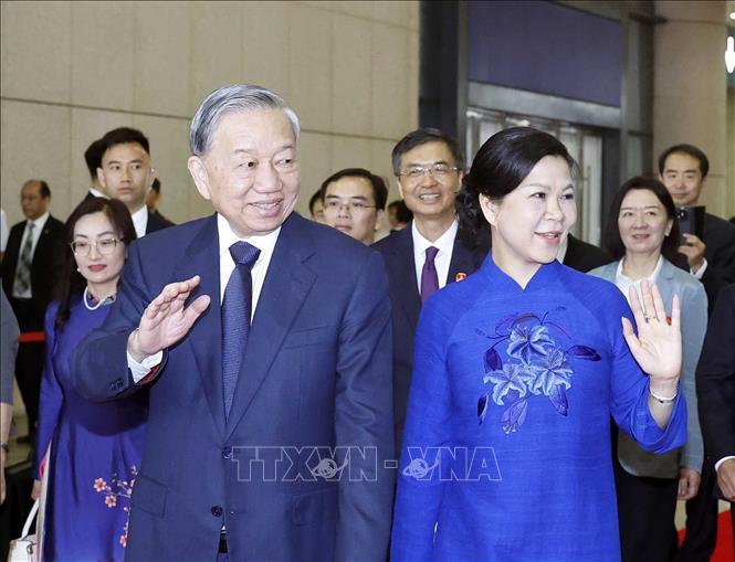 Farewell ceremony for General Secretary and President To Lam and his wife at Nanning Dong station, Nanning city, Guangxi, China. Photo: VNA