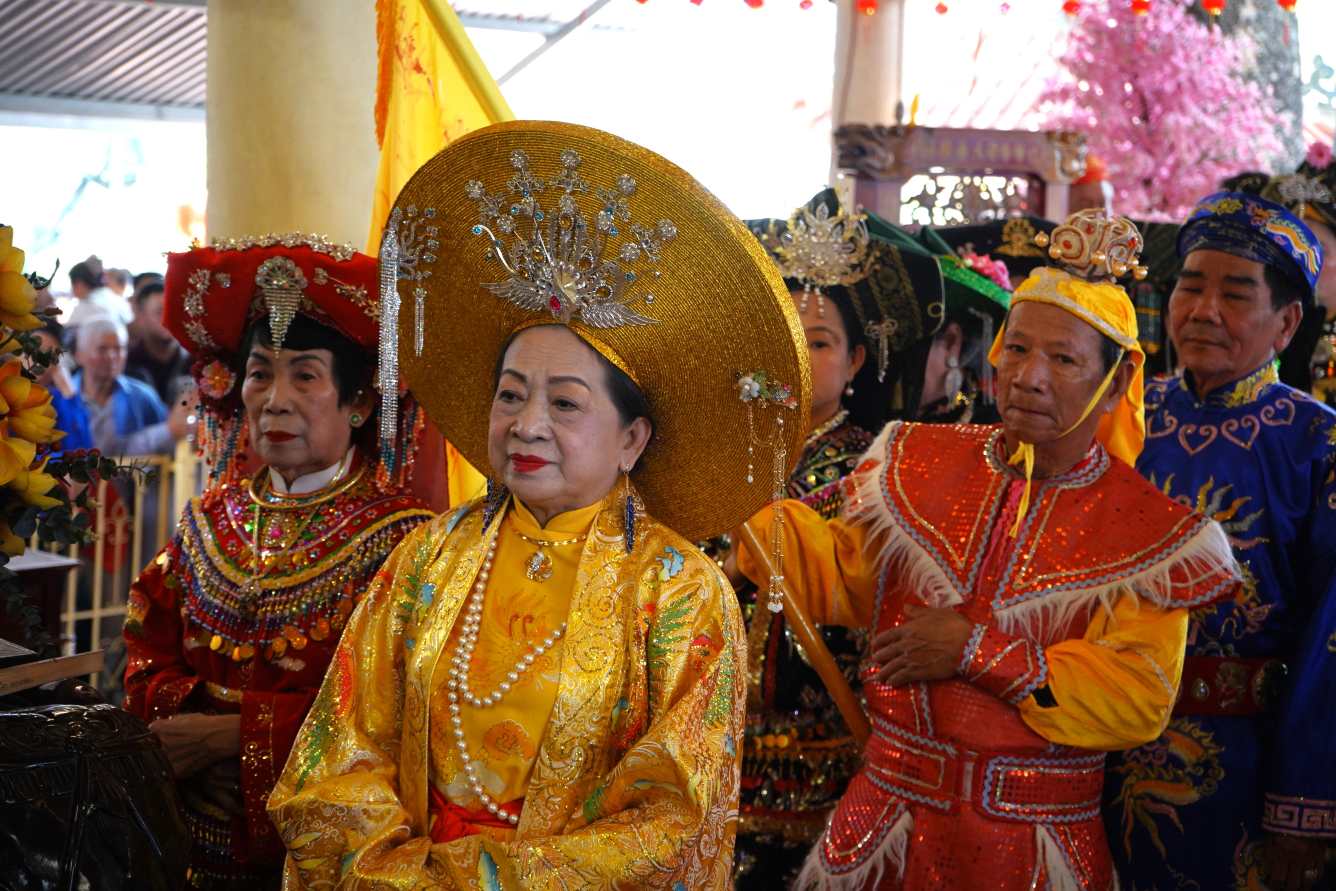 Ban nghi lễ thực hiện lễ tế cổ truyền dâng Mẫu. Ảnh: Phương Linh