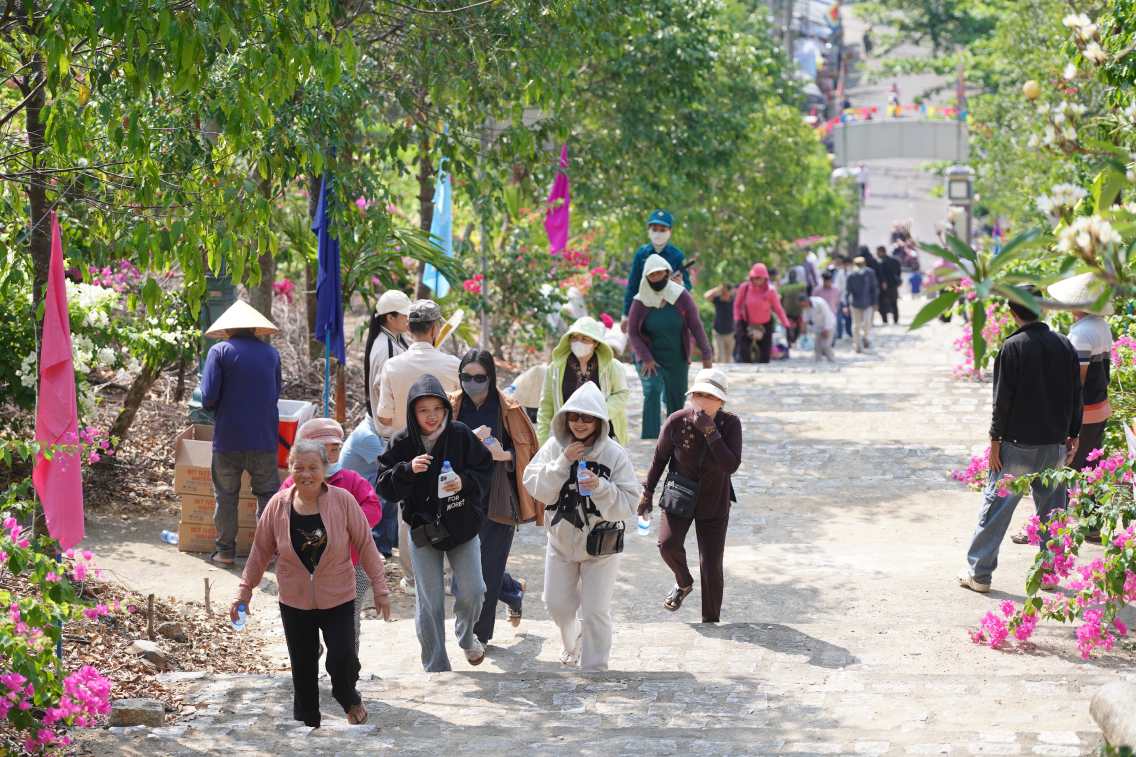 Sáng ngày 17.4, tại Khai hội Am Chúa . Ảnh: Phương Linh