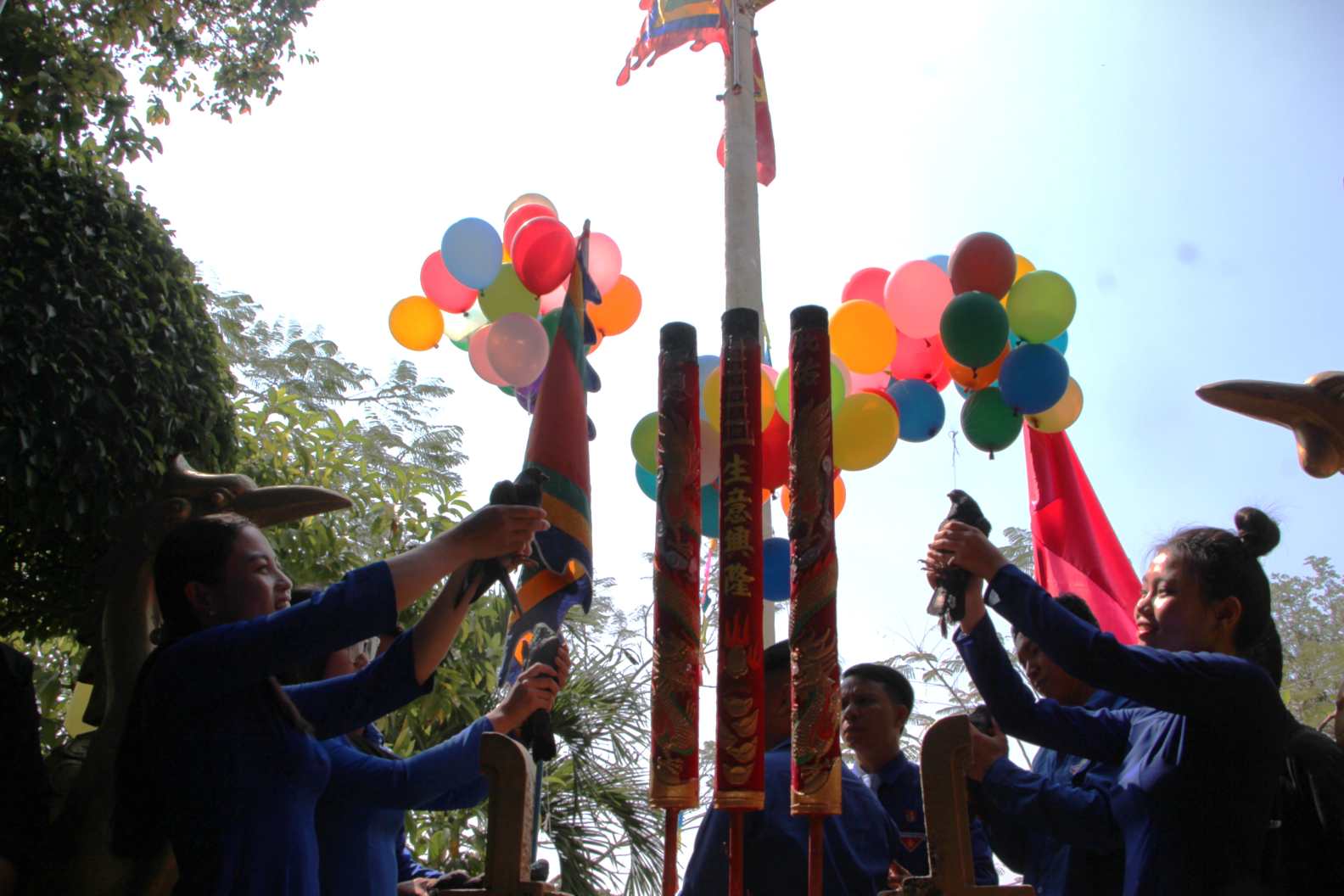  Nghi thức thả chim bồ câu trong Lễ hội Am Chúa. Ảnh: Phương Linh