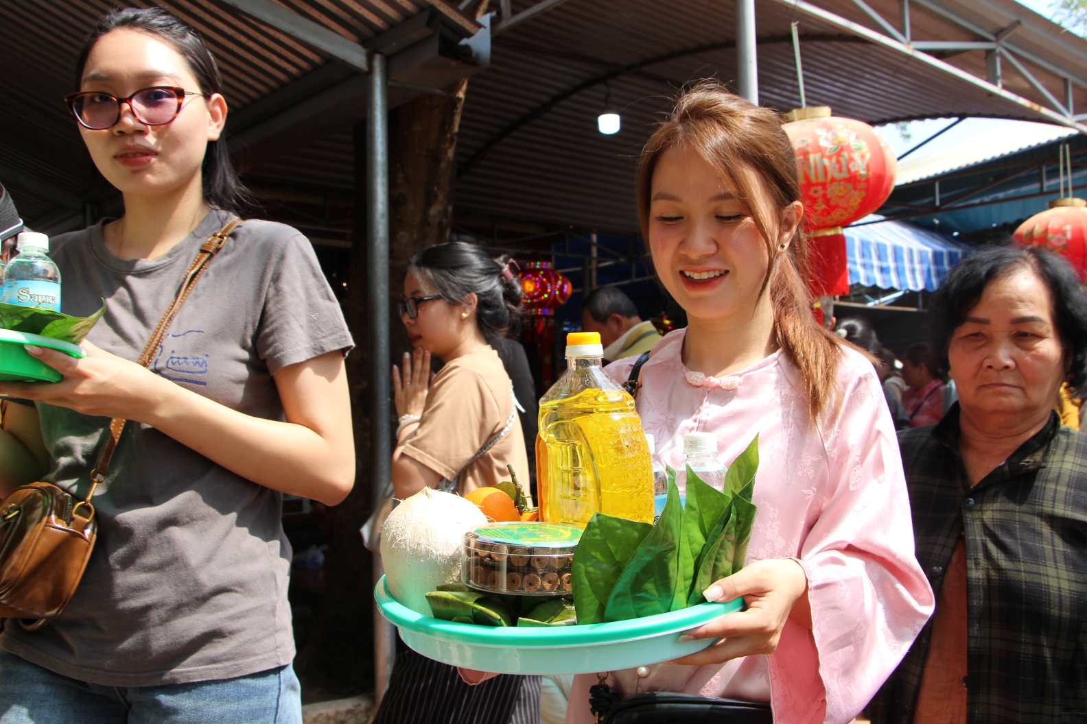 Khách thập phương cùng nhân dân địa phương chuẩn bị lễ vật dâng Mẫu. Ảnh: Phương Linh