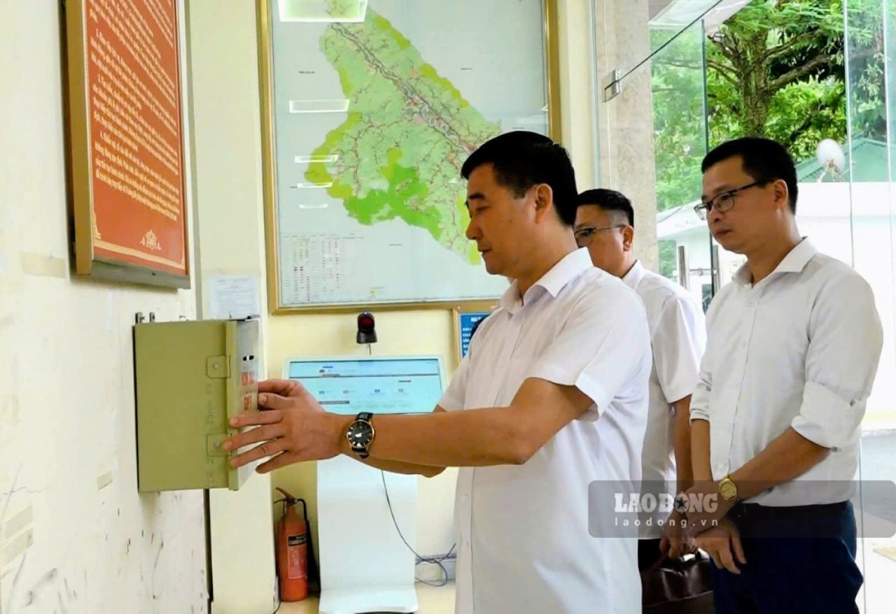 Ông Hà Đức Anh - Bí thư xã Mậu A, tỉnh Lào Cai kiểm tra vận hành tại Trung tâm phục vụ hành chính công xã. Ảnh: Văn Đức. 