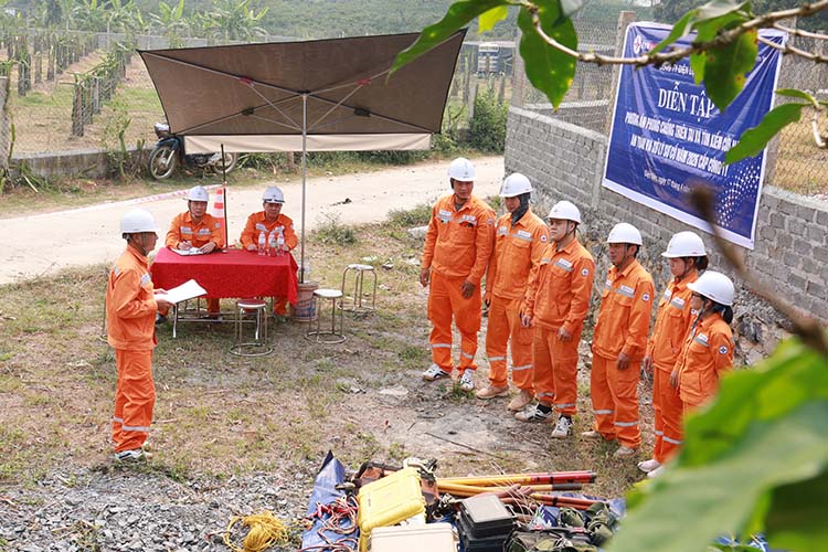 The practical drill aims to protect the safety of workers of Dien Bien Power Company. Photo: Thu Huyen
