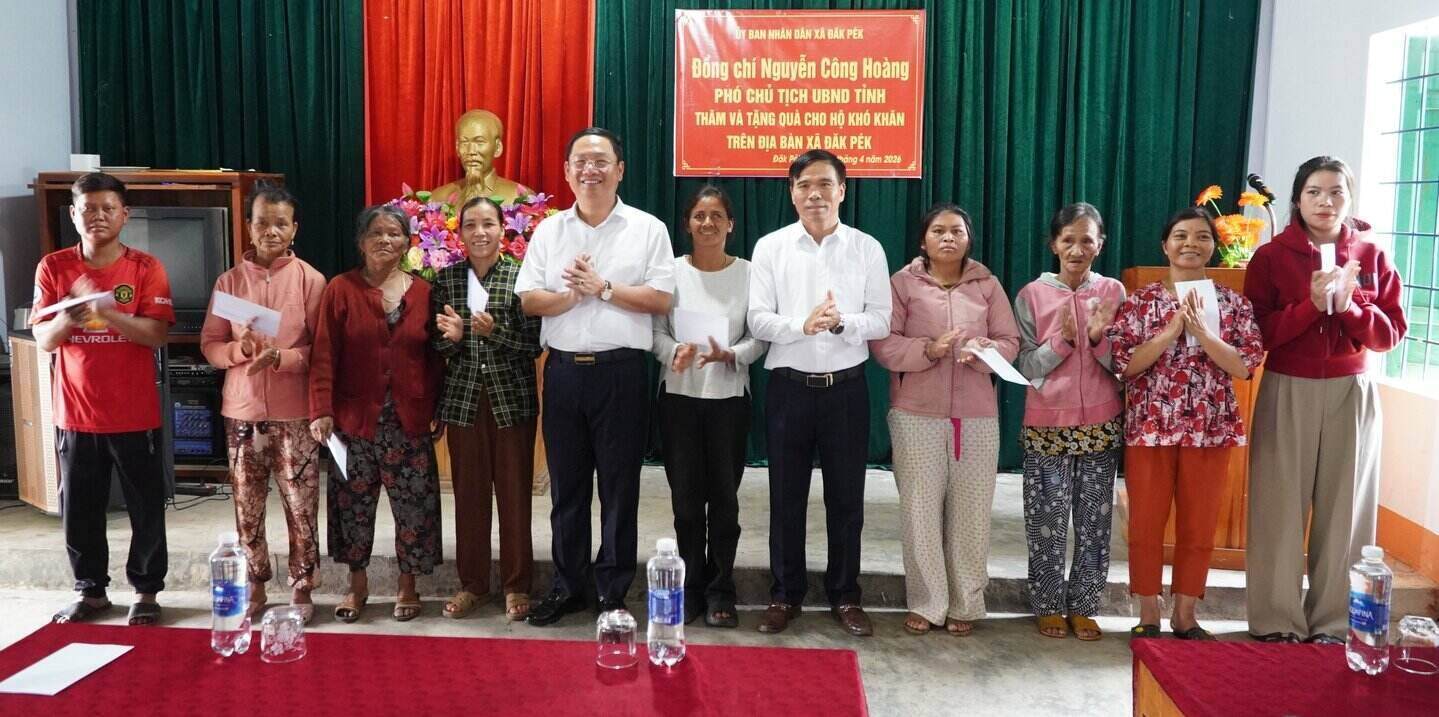 Ông Nguyễn Công Hoàng - Phó Chủ tịch UBND tỉnh Quảng Ngãi tặng quà các hộ dân có hoàn cảnh khó khăn tại xã Đăk Pék. Ảnh: Vân Tuyền