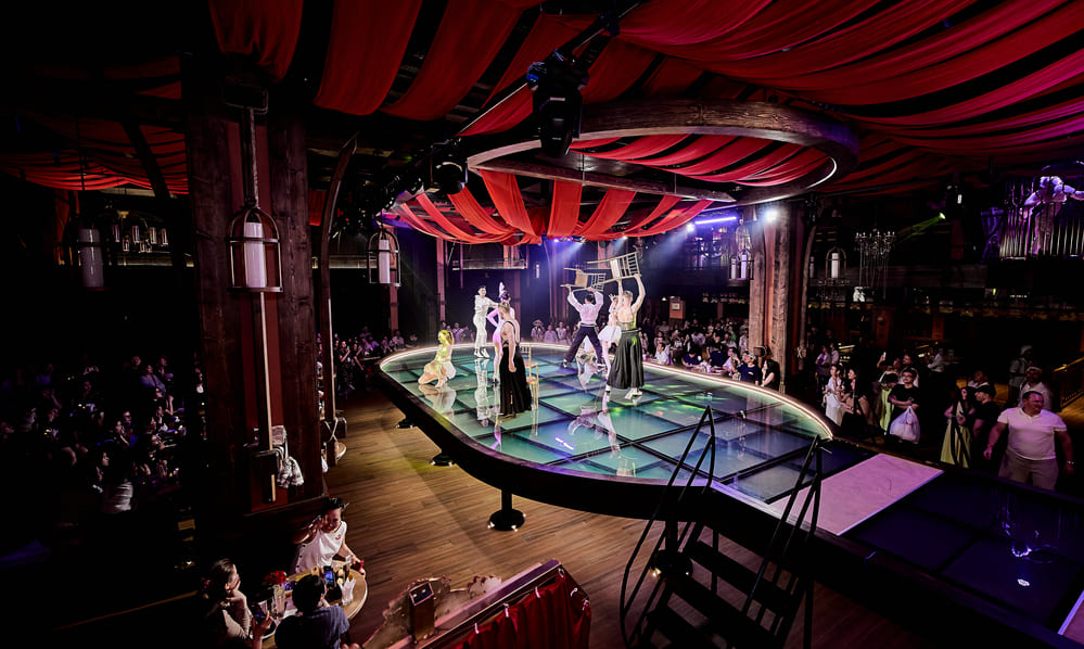 Show After Glow trình diễn 3 suất 1 ngày cũng là trải nghiệm không nên bỏ lỡ tại Bà Nà. Ảnh: Thanh Sơn